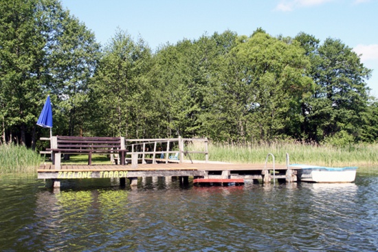 Domki letniskowe nad jeziorem. Mazury
